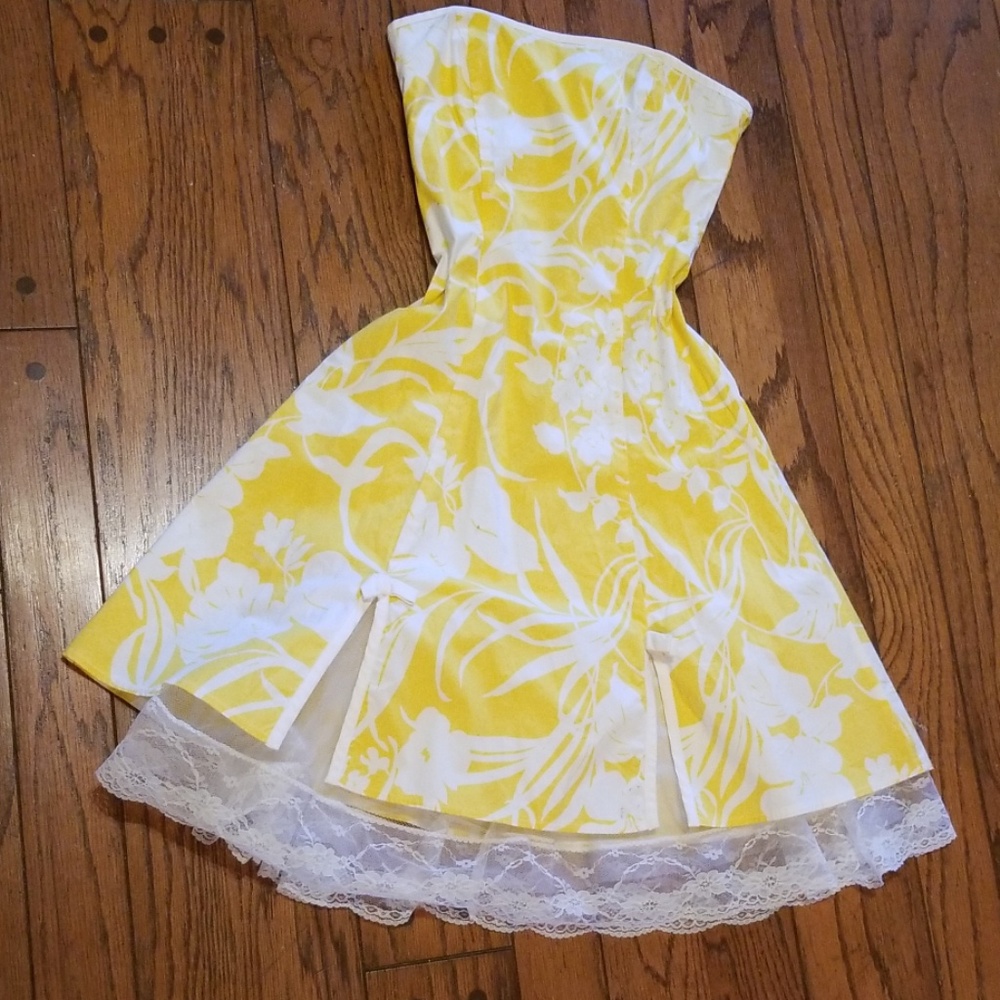 Beautiful summery strapless yellow sun dress.